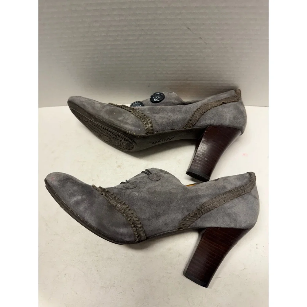 Naya grey suede